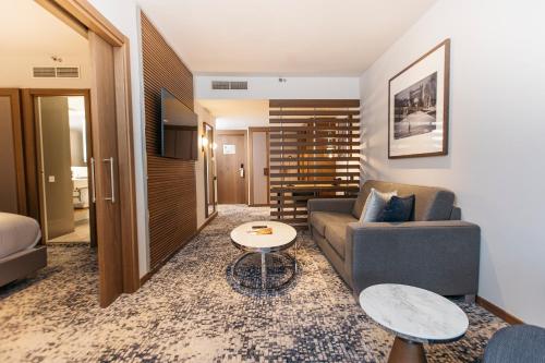 Suite de 1 dormitorio con cama doble grande, sofá cama y balcón del hotel Intercontinental Barcelona, An Ihg. Foto 3