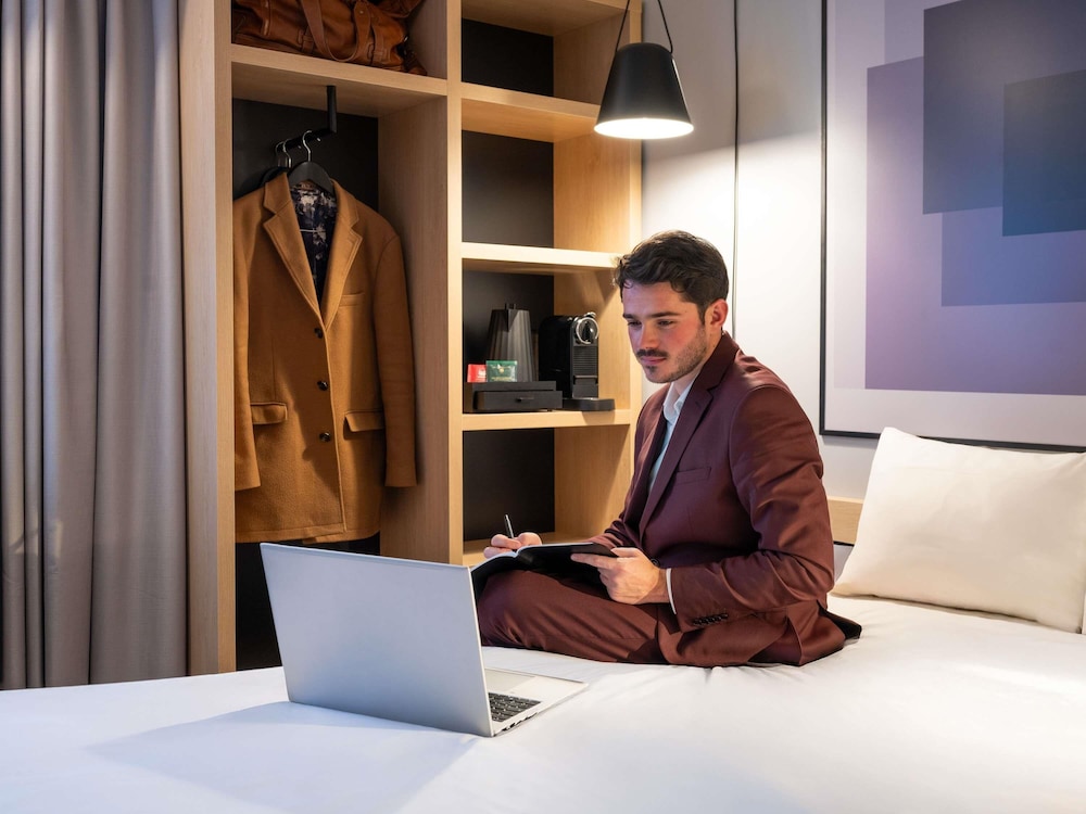Habitación Comfort con cama doble y sofá cama, equipada con bandeja de cortesía del hotel Ibis Chevilly Orly Tram 7