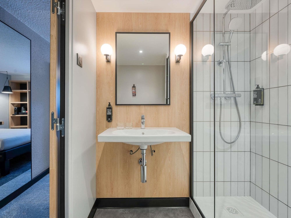 Habitación Comfort con cama doble y sofá cama, equipada con bandeja de cortesía del hotel Ibis Chevilly Orly Tram 7. Foto 4