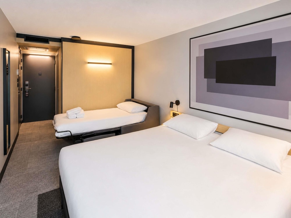 Habitación Comfort con cama doble y sofá cama, equipada con bandeja de cortesía del hotel Ibis Chevilly Orly Tram 7. Foto 6