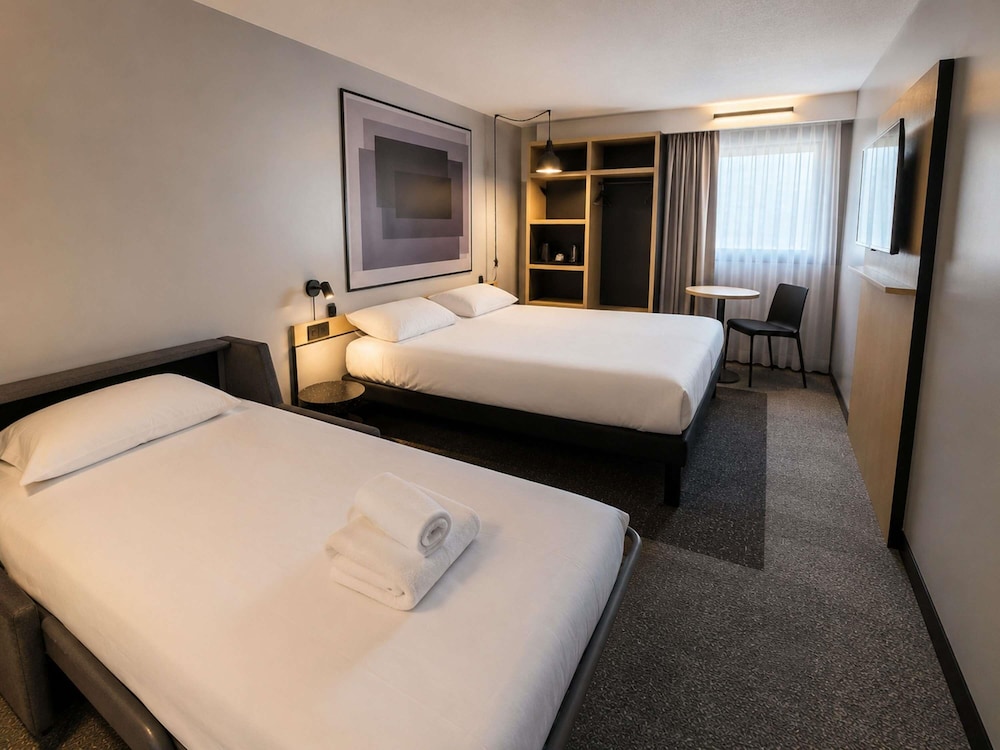 Habitación Comfort con cama doble y sofá cama, equipada con bandeja de cortesía del hotel Ibis Chevilly Orly Tram 7. Foto 7