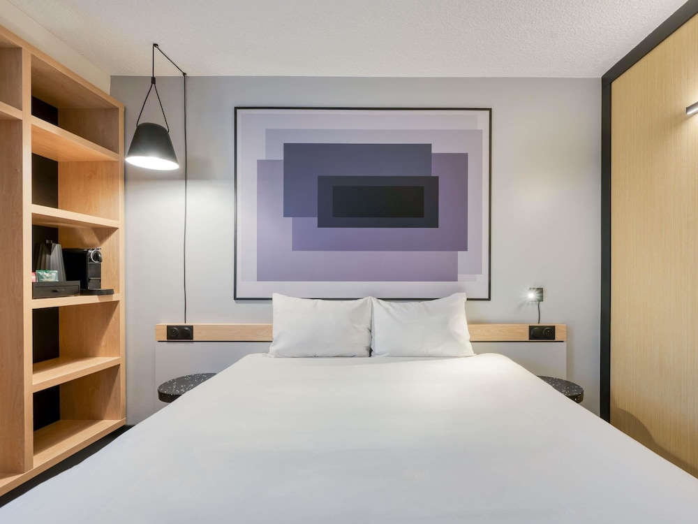 Habitación Comfort con cama doble y sofá cama, equipada con bandeja de cortesía del hotel Ibis Chevilly Orly Tram 7. Foto 8
