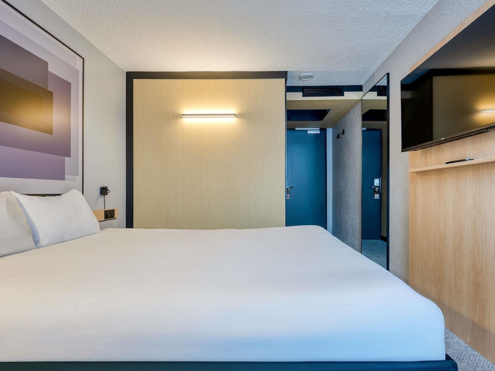 Habitación estándar Comfort con cama doble y bandeja de cortesía del hotel Ibis Chevilly Orly Tram 7. Foto 2