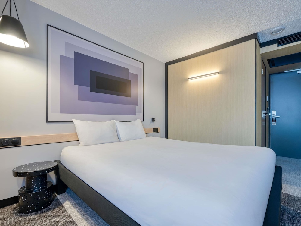 Habitación estándar Comfort con cama doble y bandeja de cortesía del hotel Ibis Chevilly Orly Tram 7. Foto 4