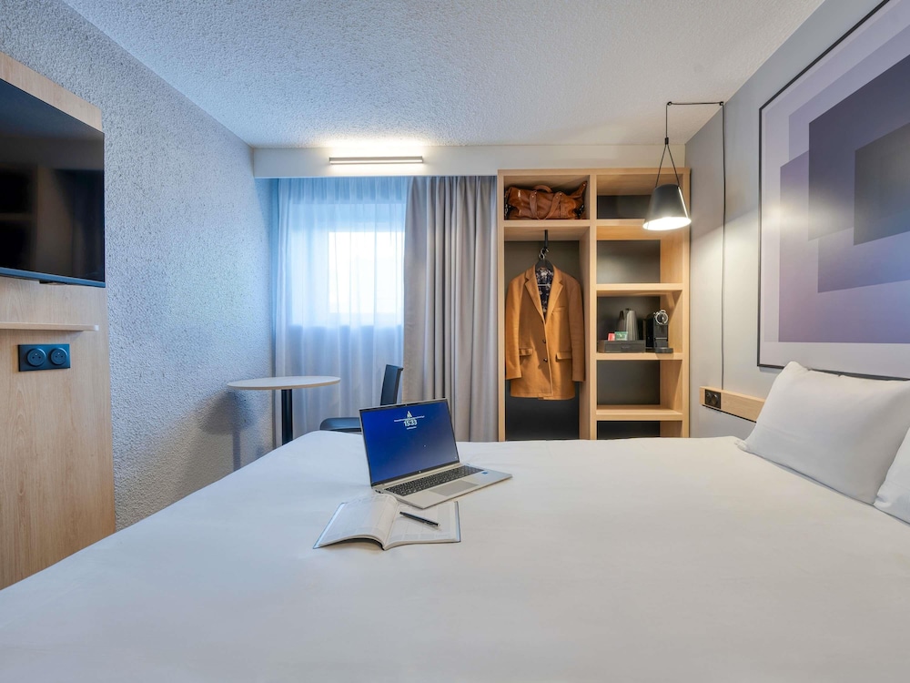 Habitación estándar Comfort con cama doble y bandeja de cortesía del hotel Ibis Chevilly Orly Tram 7. Foto 6