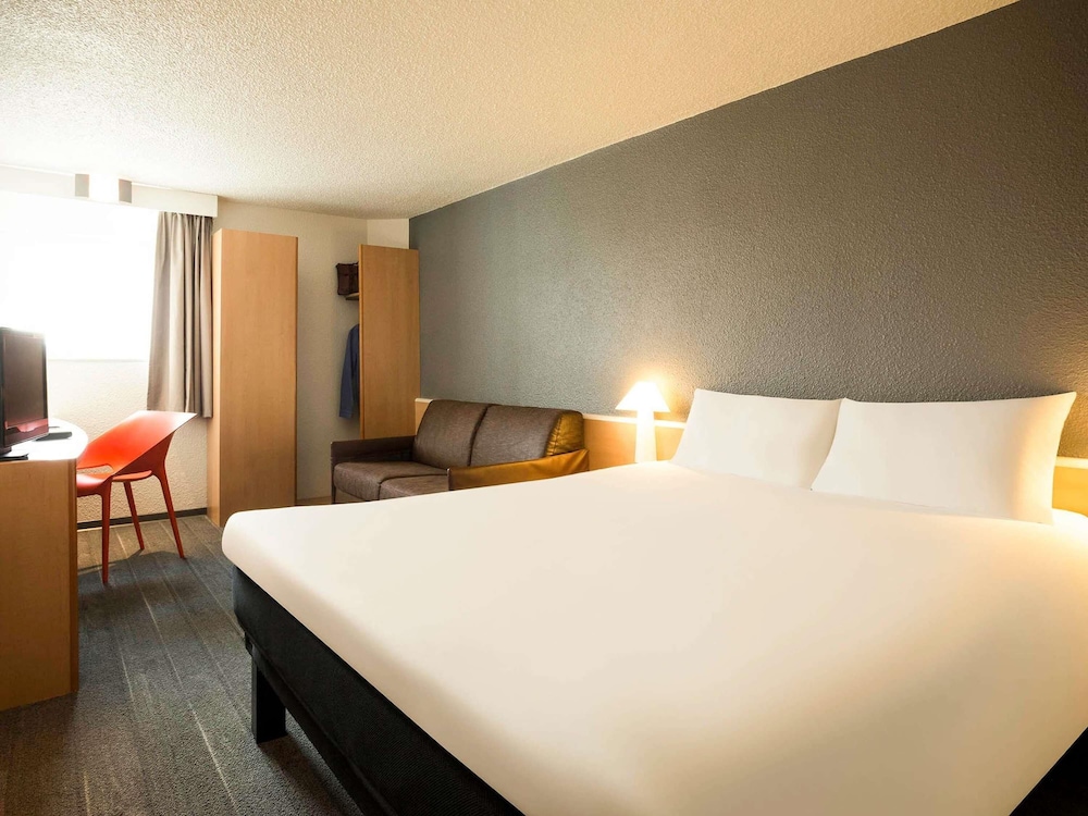 Habitación con 1 cama doble y 1 cama individual del hotel Ibis Chevilly Orly Tram 7. Foto 7