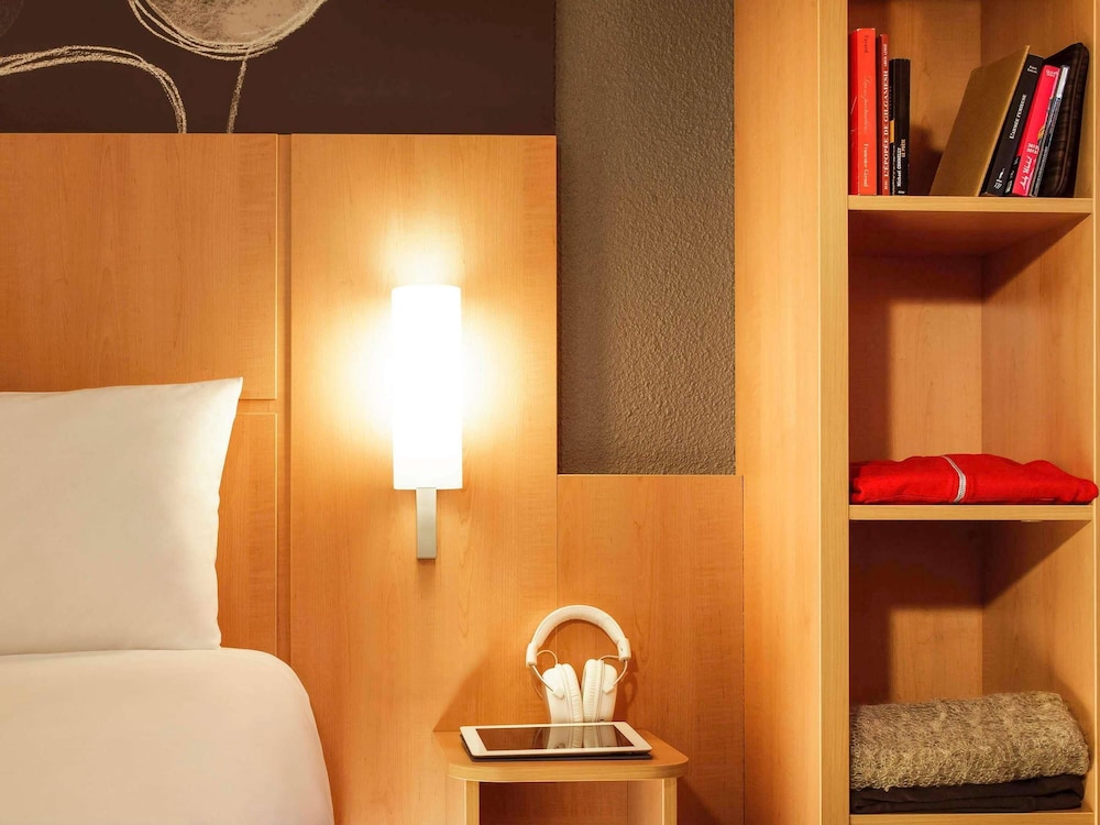 Habitación con 1 cama doble y 1 cama individual del hotel Ibis Chevilly Orly Tram 7. Foto 9