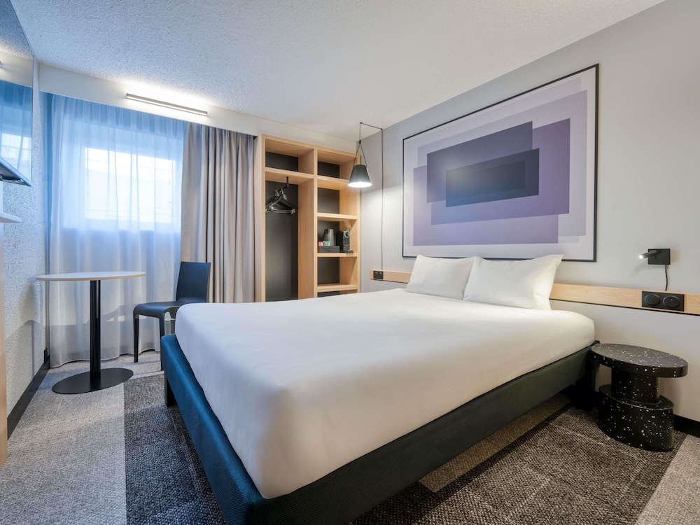 Habitación Comfort con cama doble y sofá cama, equipada con bandeja de cortesía del hotel Ibis Chevilly Orly Tram 7. Foto 10