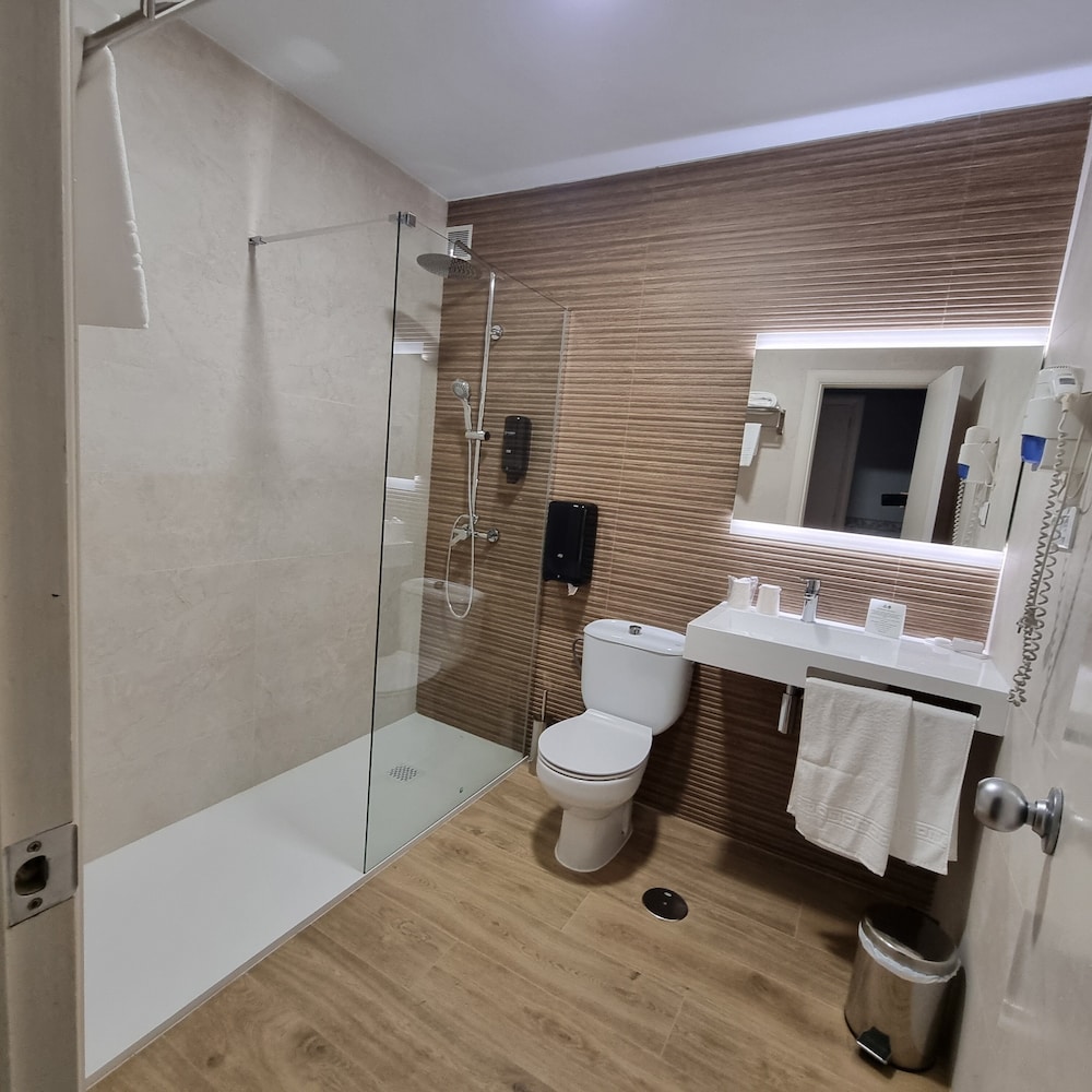 Habitación triple, varias camas del hotel Azar. Foto 3