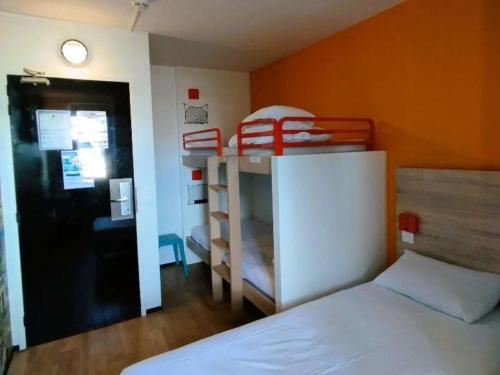 Habitación Cabrio, 3 camas individuales con baño: nuevo #ontheroad del hotel f1 Lyon Bourgoin-jallieu. Foto 1