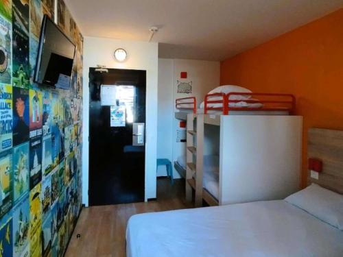 Habitación Cabrio, 3 camas individuales con baño: nuevo #ontheroad del hotel f1 Lyon Bourgoin-jallieu. Foto 2