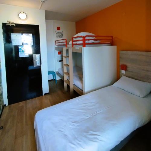 Habitación Cabrio, 3 camas individuales con baño: nuevo #ontheroad del hotel f1 Lyon Bourgoin-jallieu. Foto 3