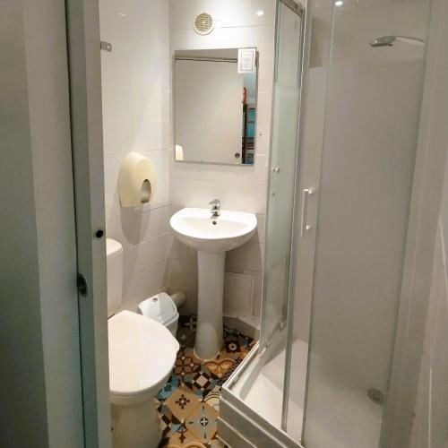 Habitación Cabrio, 3 camas individuales con baño: nuevo #ontheroad del hotel f1 Lyon Bourgoin-jallieu. Foto 5