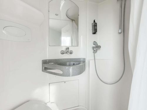 Habitación Cabrio, 1 cama doble con baño: nuevo #ontheroad del hotel f1 Lyon Bourgoin-jallieu. Foto 1