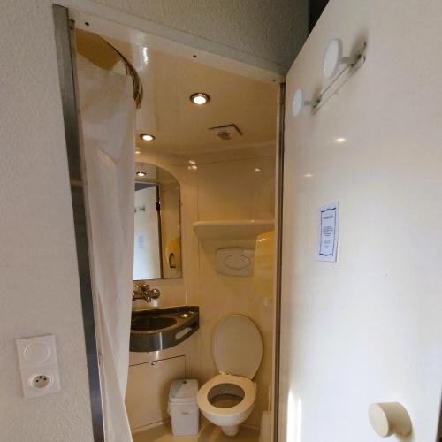Habitación Cabrio, 1 cama doble con baño: nuevo #ontheroad del hotel f1 Lyon Bourgoin-jallieu. Foto 5