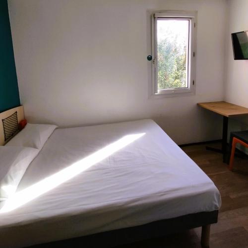 Habitación Cabrio, 1 cama doble con baño: nuevo #ontheroad del hotel f1 Lyon Bourgoin-jallieu. Foto 6