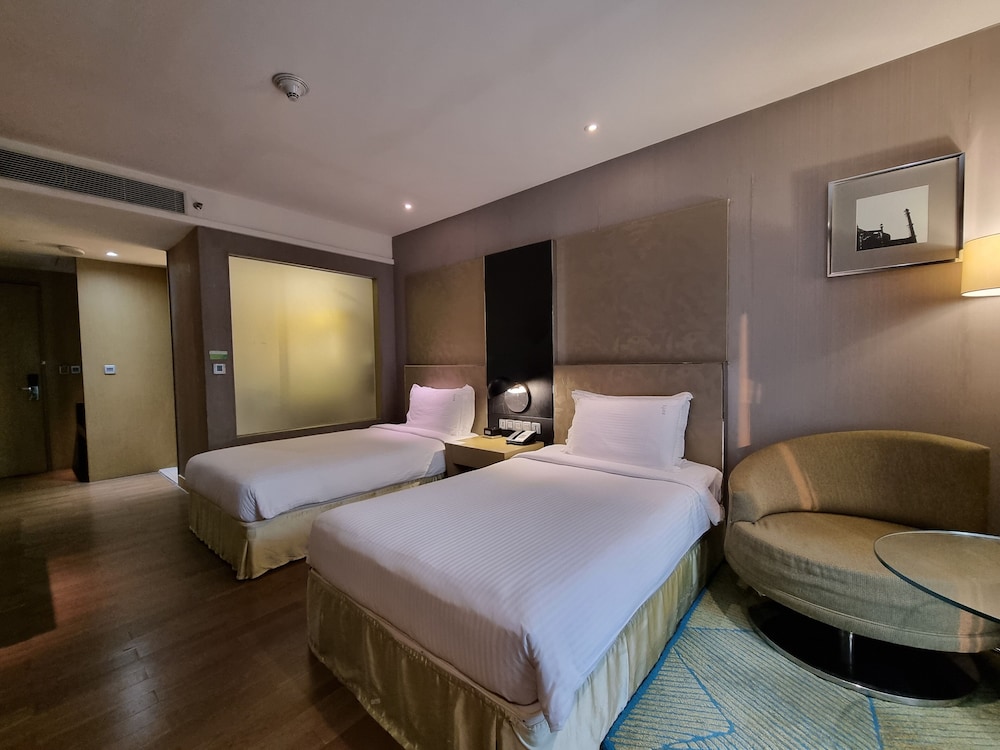 Habitación estándar, 2 camas individuales, no fumadores, vistas a la piscina del hotel Holiday Inn New Delhi International Airport, An Ihg. Foto 4