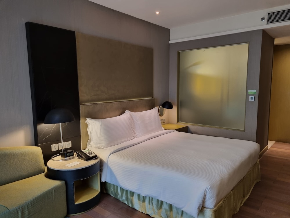 Habitación estándar, 1 cama de matrimonio grande, no fumadores del hotel Holiday Inn New Delhi International Airport, An Ihg. Foto 4