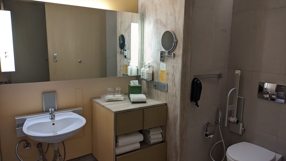 Habitación estándar, 1 cama de matrimonio grande, accesible para personas con discapacidad del hotel Holiday Inn New Delhi International Airport, An Ihg. Foto 5