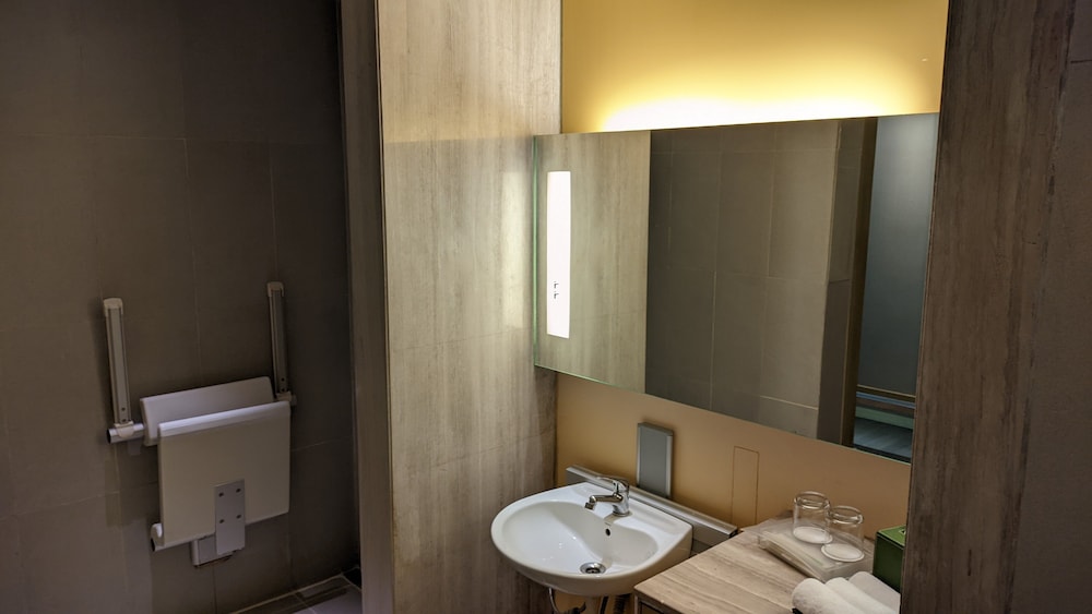 Habitación estándar, 1 cama de matrimonio grande, accesible para personas con discapacidad del hotel Holiday Inn New Delhi International Airport, An Ihg. Foto 6