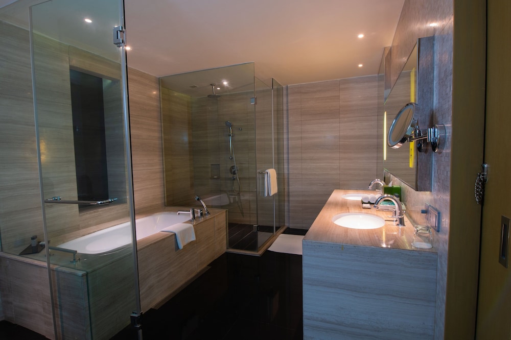 Suite, 1 cama de matrimonio grande, no fumadores del hotel Holiday Inn New Delhi International Airport, An Ihg. Foto 5