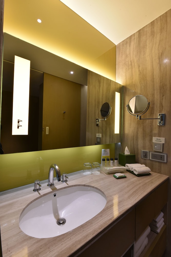 Habitación estándar, 2 camas individuales, no fumadores del hotel Holiday Inn New Delhi International Airport, An Ihg. Foto 5