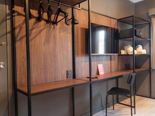 Habitación Estándar con 4 camas individuales del hotel Ibis Buenos Aires Congreso. Foto 3