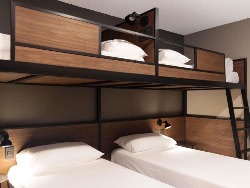 Habitación Estándar con 4 camas individuales del hotel Ibis Buenos Aires Congreso. Foto 4