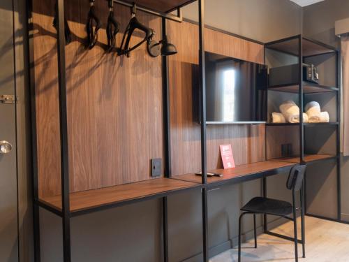 Habitación Estándar con 4 camas individuales del hotel Ibis Buenos Aires Congreso. Foto 6