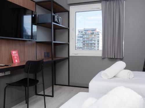 Habitación Estándar con 4 camas individuales del hotel Ibis Buenos Aires Congreso. Foto 8