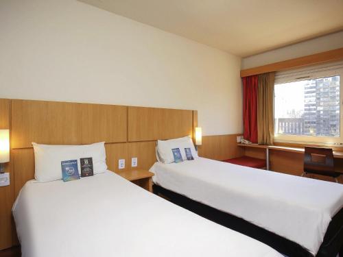 Habitación Doble Estándar - 2 camas del hotel Ibis Buenos Aires Congreso. Foto 8
