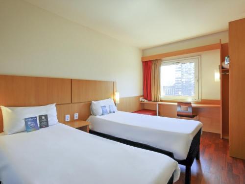 Habitación Doble Estándar - 2 camas del hotel Ibis Buenos Aires Congreso. Foto 10