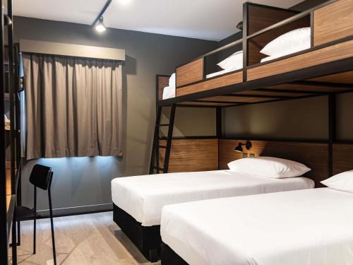 Habitación Estándar con 4 camas individuales del hotel Ibis Buenos Aires Congreso. Foto 6