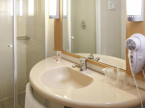 Standard Room with One Double and One Child Bed del hotel Ibis Buenos Aires Congreso