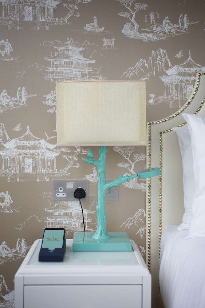 Habitación Deluxe, 1 cama de matrimonio grande del hotel Dorsett Shepherds Bush. Foto 4