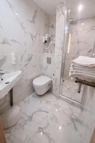 Habitación Triple Confort del hotel Geographotel Paris - Roissy Cdg Airport. Foto 4