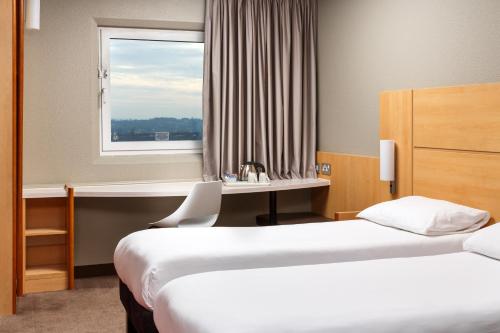 Habitación Doble - 2 camas del hotel Ibis London Wembley. Foto 7