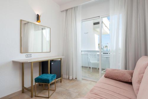 Habitación doble Balcón o Terraza Económica Familiar Sofá Cama incluido 2 Camas individuales del hotel Condesa. Foto 1