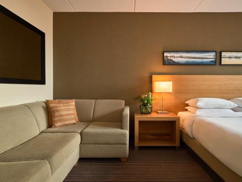 Habitación Grande con cama extragrande del hotel Hyatt Place Amsterdam Airport. Foto 4