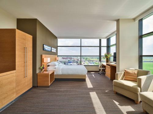 Habitación Grande con cama extragrande del hotel Hyatt Place Amsterdam Airport. Foto 6