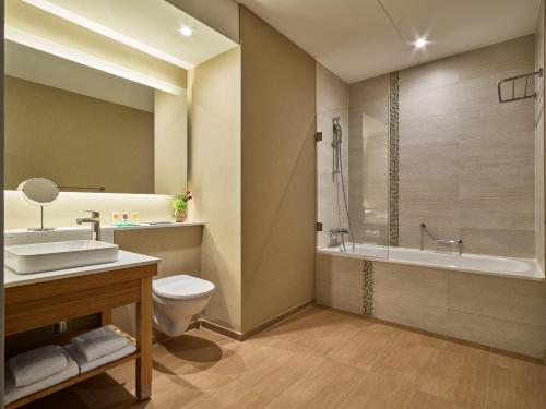 Habitación Grande con cama extragrande del hotel Hyatt Place Amsterdam Airport. Foto 11