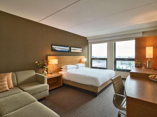 Habitación con cama extragrande - Planta superior del hotel Hyatt Place Amsterdam Airport. Foto 3