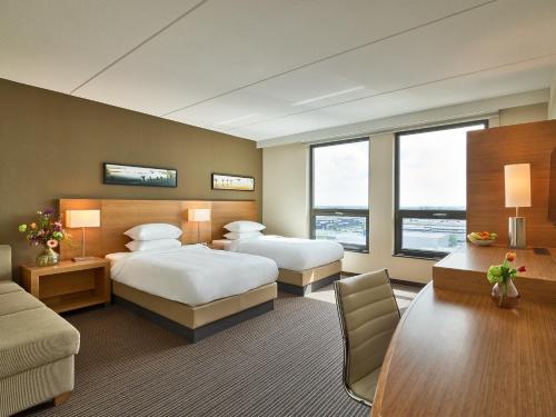 Habitación Doble en la planta alta - 2 camas del hotel Hyatt Place Amsterdam Airport. Foto 5