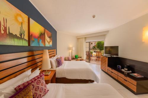 Habitación Doble con vistas al océano - 2 camas dobles del hotel Grand Decameron Los Cabos, A Trademark All-Inclusive Resort. Foto 5