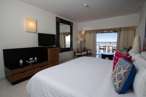 Habitación con cama extragrande y vistas al mar del hotel Grand Decameron Los Cabos, A Trademark All-Inclusive Resort. Foto 1