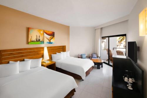 Habitación Doble Estándar con 2 camas dobles del hotel Grand Decameron Los Cabos, A Trademark All-Inclusive Resort