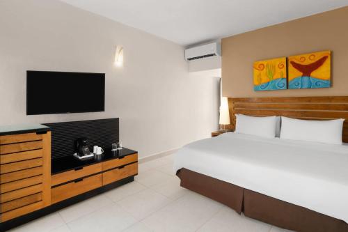 Habitación Doble Estándar con 2 camas dobles del hotel Grand Decameron Los Cabos, A Trademark All-Inclusive Resort. Foto 1
