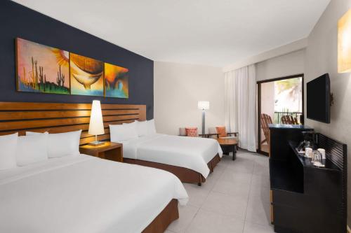 Habitación Doble Estándar con 2 camas dobles del hotel Grand Decameron Los Cabos, A Trademark All-Inclusive Resort. Foto 2