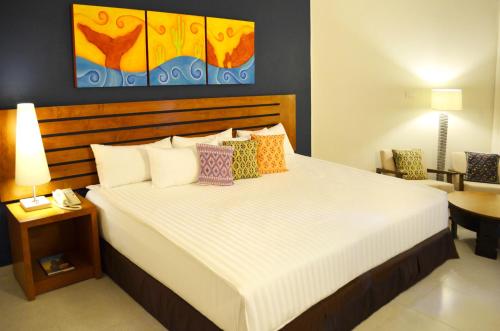 Habitación Estándar - Cama extragrande del hotel Grand Decameron Los Cabos, A Trademark All-Inclusive Resort. Foto 3