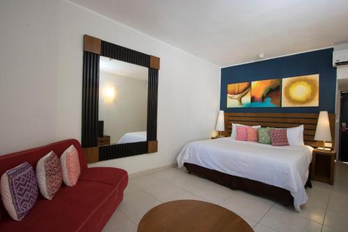 Habitación Estándar - Cama extragrande del hotel Grand Decameron Los Cabos, A Trademark All-Inclusive Resort. Foto 5